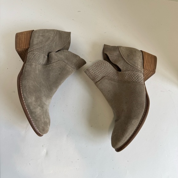 Seychelles Cutout Suede Ankle Boots. Size 9 - Picture 1 of 14